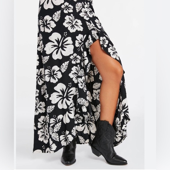 Volcom Coco Ho Black White Bodice tie and Thigh High Slit Maxi Dress size Small‎ - Picture 7 of 7